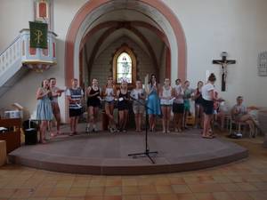 Quelle: Andreas Eisenmann Jugendliche stehen zusammen beim Jugendschartag in der Kirche